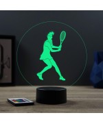 Lampe illusion 3D en verre acrylique gravée au laser représentant une joueuse de tennis à l'intérieur d'une balle de tennis.