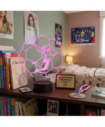 Lampe illusion 3D en verre acrylique gravée au laser représentant une joueuse de Handball à l'intérieur d'un ballon.