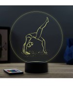 Lampe illusion 3D en verre acrylique gravée au laser représentant une gymnaste.