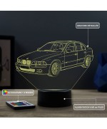 Lampe illusion 3D en verre acrylique gravée au laser représentant une voiture BMW E39.